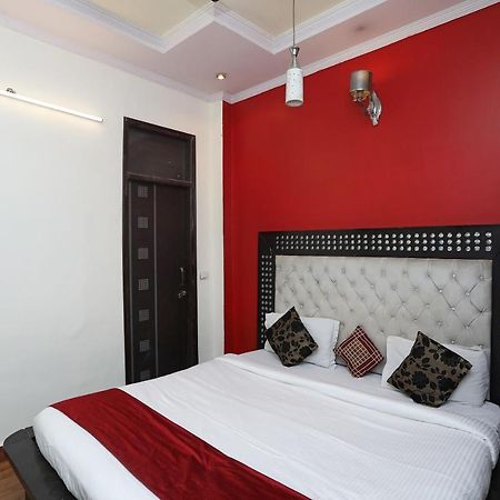 Oyo Stay The Castle Near M2K Cinemas Rohini Új-Delhi Kültér fotó