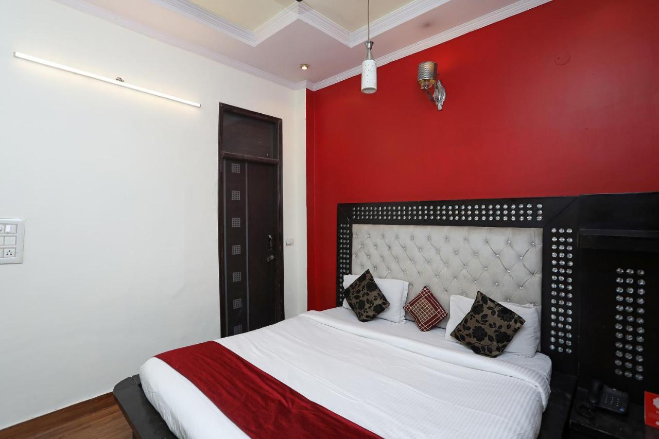 Oyo Stay The Castle Near M2K Cinemas Rohini Új-Delhi Kültér fotó